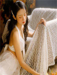 《裸体女人A级一片-王妃太大胆踹了王爷》